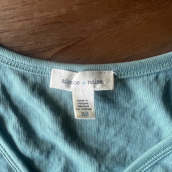 Crop Top Silence + Noise - Picture 2 of 2